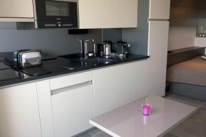 Studio 216, Héliopolis AB au village naturiste