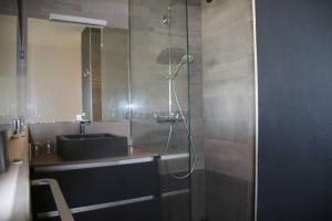 Studio 216, Héliopolis AB au village naturiste