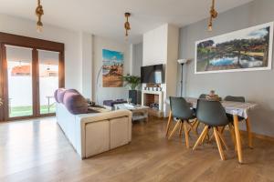 VILLA DE LUJO CLIMATIZADA. PISCINA Y JARDIN PRIVADO