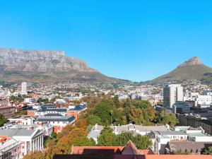 Taj Cape Town - fabulous 2 bedroom near top floor with stunning Table Mtn views