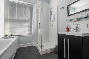 4 Bed - Saint James House by Smart Welcomes