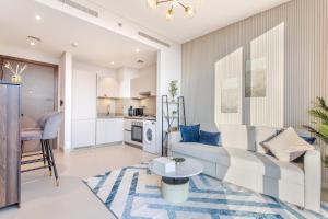 STAY BY LATINEM Luxury 1BR Holiday Home CVR A413 near Burj Khalifa