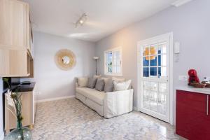 Home2Book Stunning Beachfront House With Sea Views