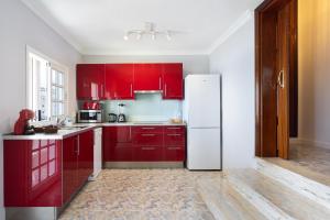 Home2Book Stunning Beachfront House With Sea Views