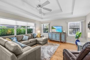 Serene canal, three bedrooms and a large pool! - Villa La Brisa Fresca