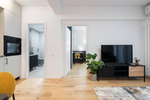 Sunny 2BR Flat - Top Location - Charming Balcony