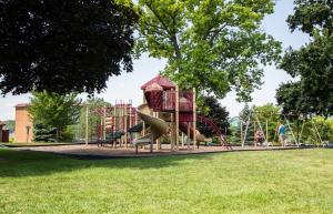 1 Queen Bed Standard - 1st floor room in Harbor Shores on Lake Geneva