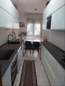 Sala con divano matrimoniale nel verde vicino alla metro