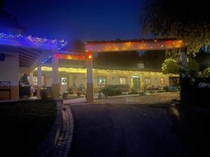 Farmhouse Sleeps 8 with Pool & Horses