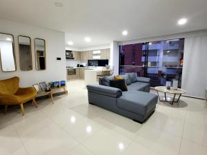 New Luxury 3 Bedroom Apartment in Great Area.