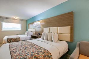 Queen Room with Two Queen Beds - Disability Access room in Beachside Resort Hotel