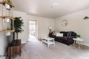 Spacious Kenmore Apartment- King Bed, Queen Bed, Fast Wifi - Bothell