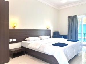 Morjim Sunset Guesthouse- Apartments with Kitchen & AC Rooms