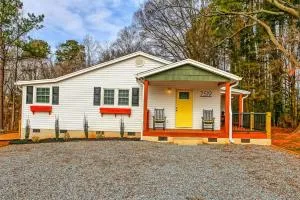 Three Bedroom Outdoorsy Escape in Huntersville - Cowans Ford