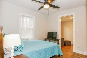 Three Bedroom Outdoorsy Escape in Huntersville