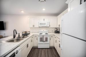 Upscale Abode - Brand New Corporate Apt Downtown