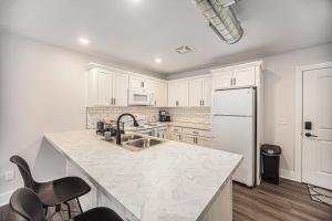 Upscale Abode - Brand New Corporate Apt Downtown