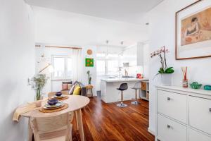 Stylish Sunny Home with AC Amazing View and Fast WiFi