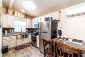Tiny Paris El Paso, Quiet, Detached, Full Kitchen, Near I10