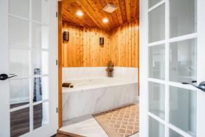 High End Lake Luxury On 2 Floors Boat Slip