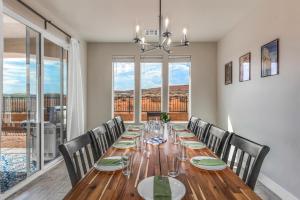 Paseos 1121 Sleeps 15, Private Hot Tub, Near Sand Hollow, and Quail Lake