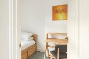 Two Bed House With Free Parking, near Train St.