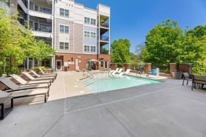 DT Charm Apt with Pool,Gym,Wine,WKSpace, Free Parking