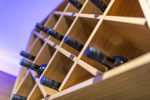 DT Charm Apt with Pool,Gym,Wine,WKSpace, Free Parking