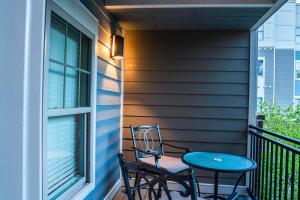 DT Charm Apt with Pool,Gym,Wine,WKSpace, Free Parking