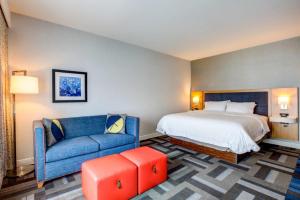 King Room - Non-Smoking room in Hampton Inn & Suites Boston/Waltham