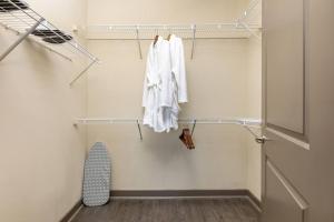 1Br Uptown, Pool, Wine, near Convention Center_311