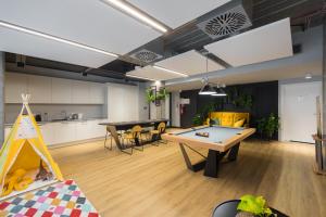 Business Park Blue Studio by BookingHost