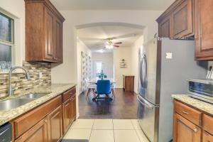 Family-Friendly Irving Townhome with Yard!