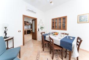 Three-Bedroom Apartment room in La Casa di Assunta - Naples Historical Centre