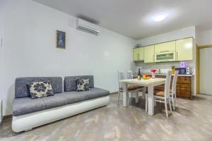 Apartment in Pirovac with sea view, terrace, air conditioning, WiFi (4925-2)