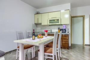 Apartment in Pirovac with sea view, terrace, air conditioning, WiFi (4925-2)