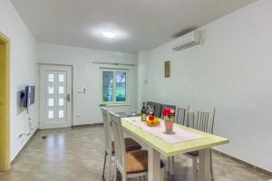 Apartment in Pirovac with sea view, terrace, air conditioning, WiFi (4925-2)