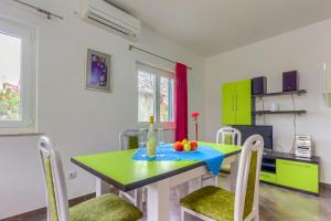 Apartment in Pirovac with terrace, air conditioning, WiFi (4925-3)