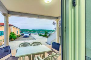 Apartment in Pirovac with sea view, terrace, air conditioning, WiFi (4925-2)