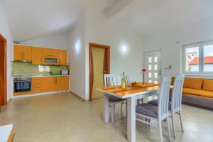 Ferienwohnung in Pirovac mit Terrasse, Klimaanlage, W-LAN (4925-4)