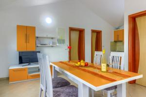 Ferienwohnung in Pirovac mit Terrasse, Klimaanlage, W-LAN (4925-4)