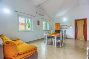 Ferienwohnung in Pirovac mit Terrasse, Klimaanlage, W-LAN (4925-4)