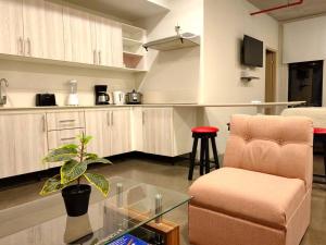 906A URBN Barrio Escalante Estudio con AC y Parqueo