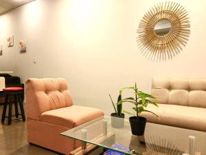 906A URBN Barrio Escalante Estudio con AC y Parqueo