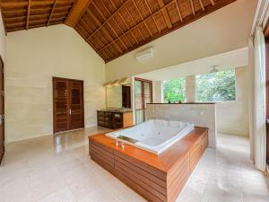 Biệt Thự Nhìn Ra Biển (Villa with Sea View)