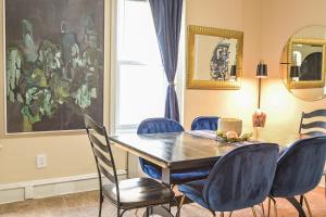 Chic 4BR Dwelling with Backyard in Philadelphia