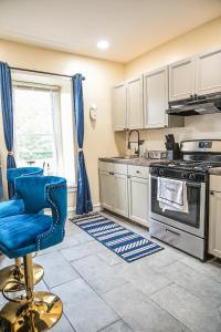 Chic 4BR Dwelling with Backyard in Philadelphia