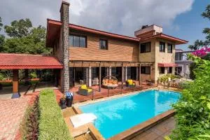 StayVista's Woodstone Villa - Mountain Retreat with Heated Pool & Activities - Khandāla