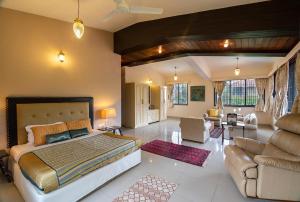 StayVistas Woodstone Villa - Mountain Retreat with Heated Pool & Activities