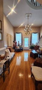 Queens Chamber w King Heavenly Bed at Nottingham Place in Wise